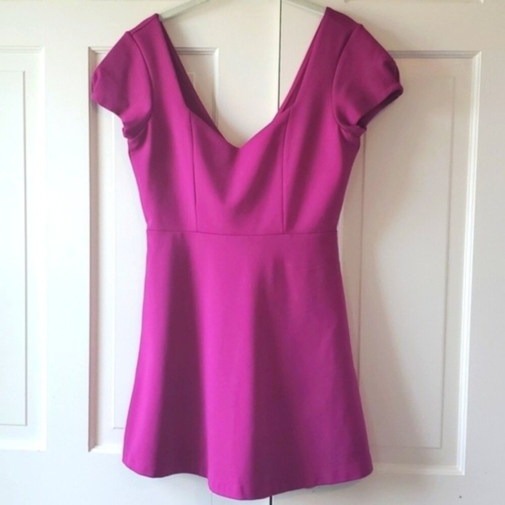 NWT URBAN OUTFITTERS DRESS FUCHSIA FIT FLARE CAP SLEEVE SWEETHEART NECKLINE SZ 4